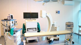 Оснащена мобильным операционным рентгеновским аппаратом с ЭОП