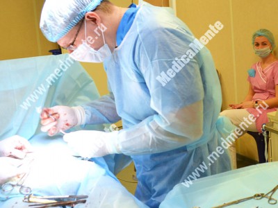 На фото хирург Чижиков Н.Н. проводит операцию паховой грыжи