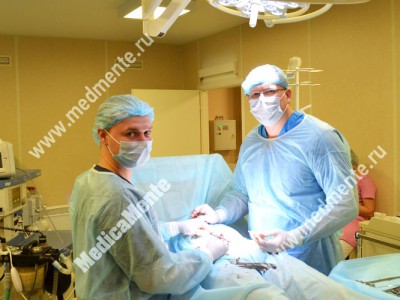 Хирург Чижиков Н.Н. с ассистентом в операционной